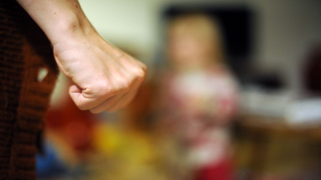 Viranomaisryhmä esittää lasten pahoinpitelyn tunnistamiseksi selkeitä ohjeita.