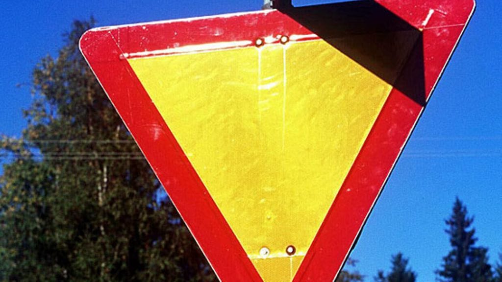 Mopoilijalla oli väistämisvelvollisuus, mutta häneen törmännyt autoilija oli ajanut runsasta ylinopeutta.