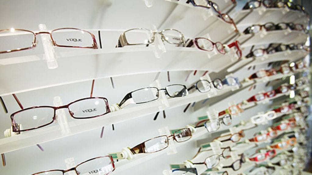 Jo useampi kuin kaksi kolmasosaa yli 15-vuotiaista suomalaisista käyttää silmälaseja (Kuva: Lehtikuva.)