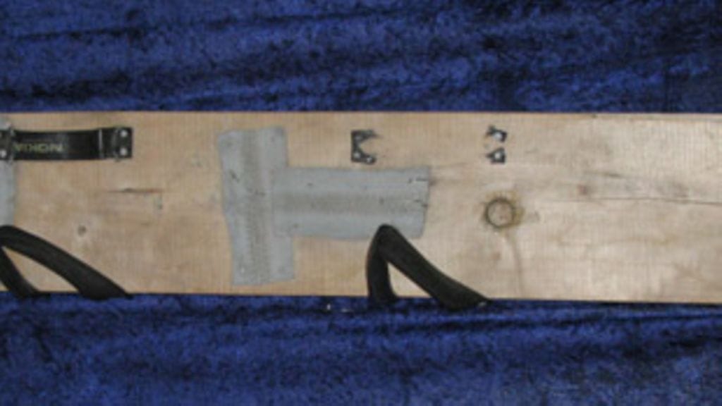 Suomen vanhin lumilauta. Laudan on valmistanut Paavo Kärkkäinen (s.1955) vuosien 1969-1971 tienoilla. (Kuva: Tutkija Helena Parviainen, Lahden Hiihtomuseo)