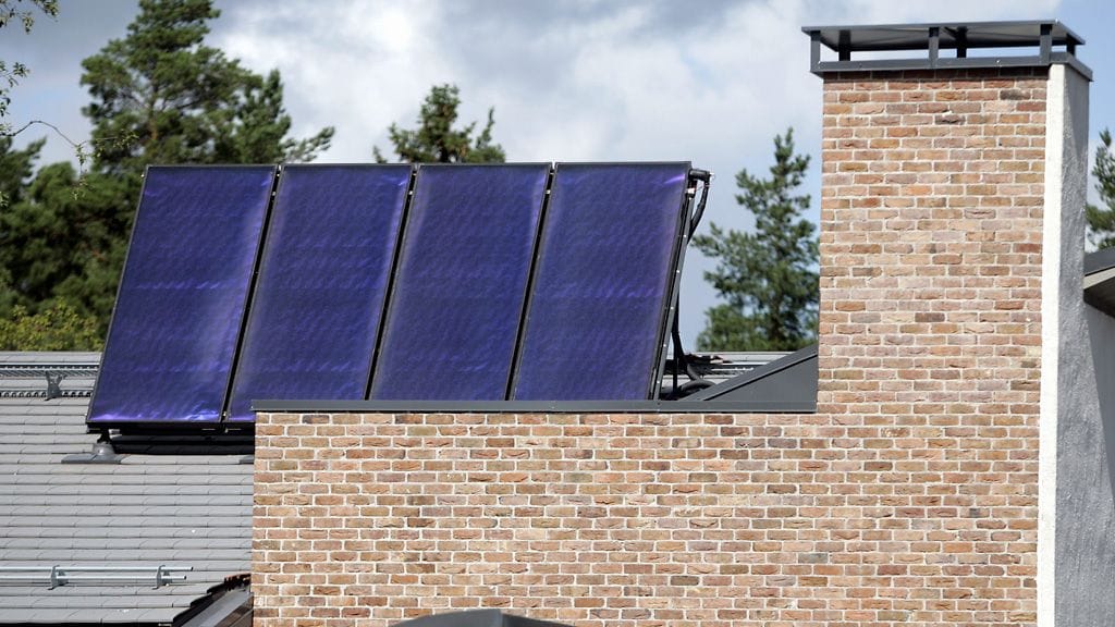 Aurinkopaneelien avulla voi tuottaa niin käyttö- kuin lämmityssähköäkin.