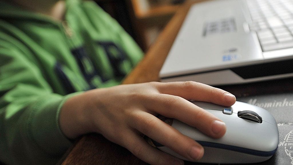 Poliisi kehottaa lasten ja nuorten vanhempia olemaan valppaina.