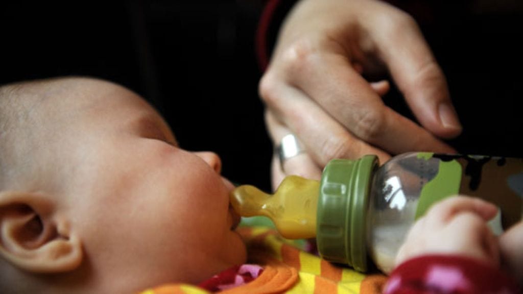 Joissakin tuttipulloissa käytettävän polykarbonaatin vaikutuksista imeväisiin ei ole EU:n mielestä tarpeeksi luotettavaa tietoa. Kuvan tuttipullo ei liity juttuun. Lehtikuva