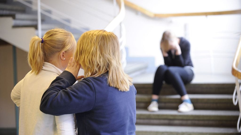 Koulukiusaaminen voi ilmetä monin tavoin: fyysisen väkivallan lisäksi muun muassa huhujen levittämisenä, eristämisenä, haukkumisena ja ilkeinä eleinä.