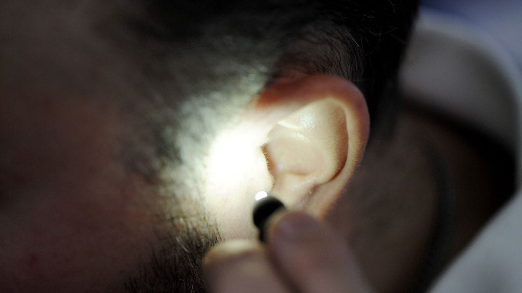 Valkee Oy on kehittänyt korvavalolaitteen, jolla voi hoitaa kaamosmasennuksen oireita. Kuva: Lehtikuva