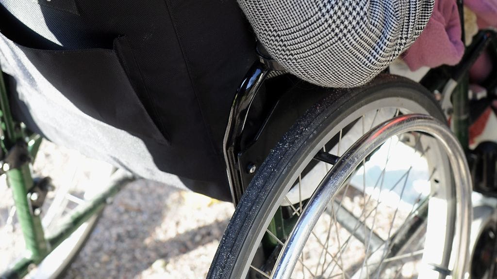 Vammaisoikeuksiin erikoistuneen juristin mukaan pyörätuolin käyttäjiä on neuvottu seuraamaan täysistuntoa televisiosta kansalaisneuvonnan puolella.