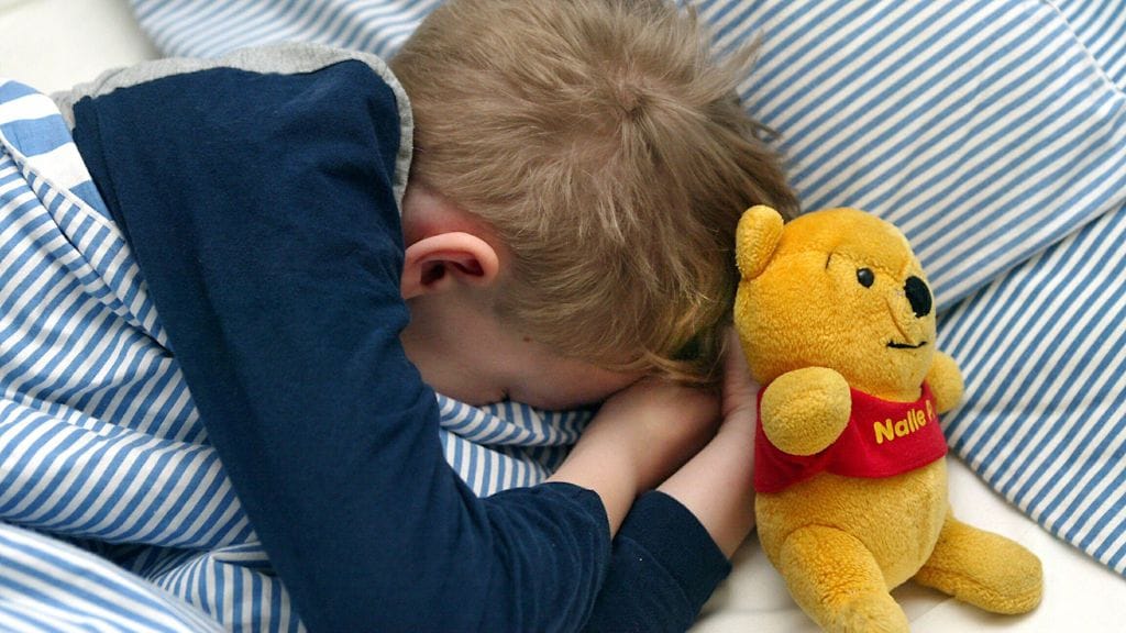 Nuori poika nukkumassa. Kuva: Lehtikuva