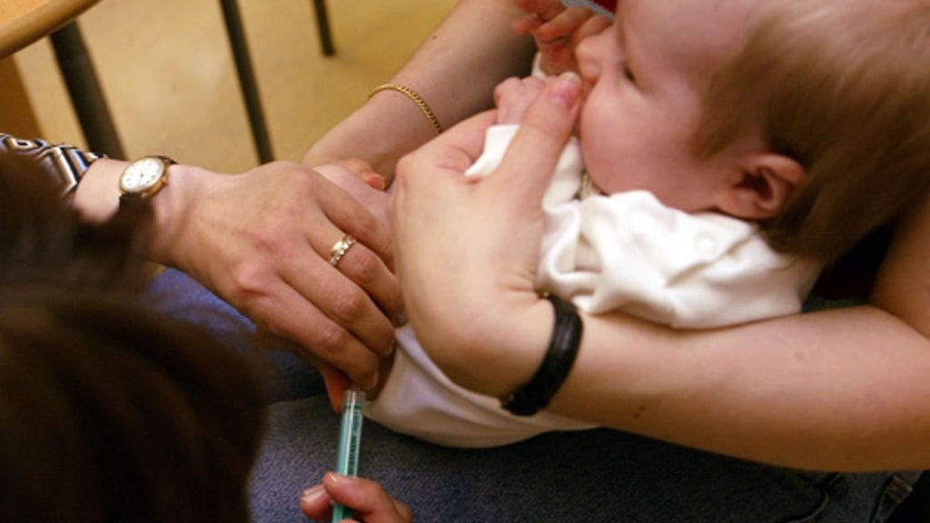 Pikkulapsille annetaan Suomessa useita rokotteita, jotka kuuluvat kansalliseen rokoteohjelmaan. Kuvan vauva ei liity uutiseen.