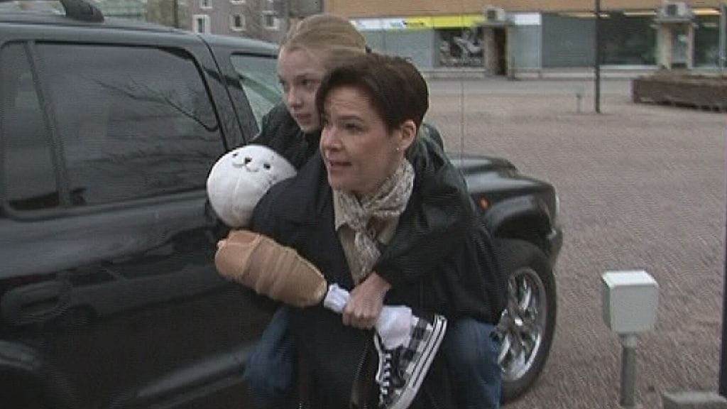 Mikaela valmistautuu ensiaskeliin säären amputoinnin jälkeen toukokuussa 2011.