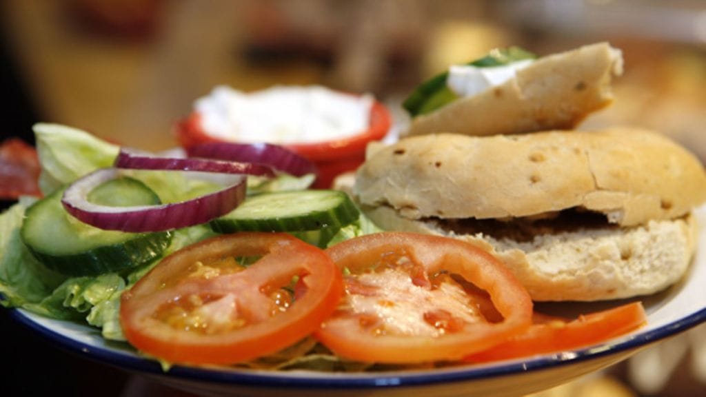 Joukkueille oli järjestetty ruokailu, jonka antimet oli valmistettu liikuntakeskuksen ravintolassa.