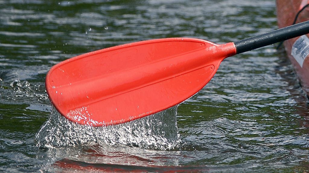 Vesillä liikkuessa on muistettava käyttää asianmukaisia välineitä ja vaatetusta, sillä merivedet ovat vielä kylmiä.