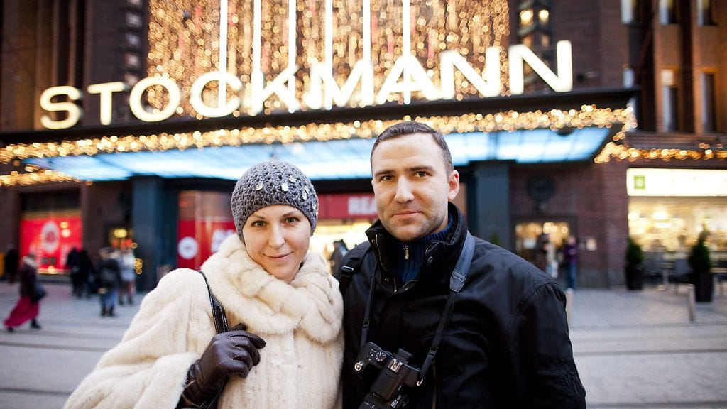 Venäläisturistit Svetlana ja Dmitri Tsheshov kävivät shoppailemassa Helsingissä viime vuoden loppiaisena. Marraskuusta lähtien Stockmannilla on voinut maksaa myös ruplilla.