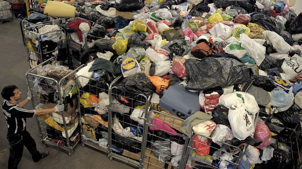 Vaatevuoria Fidan Roihupellon yksikön sisäänotto- ja lajitteluvarastolla Helsingissä 20. heinäkuuta 2011.