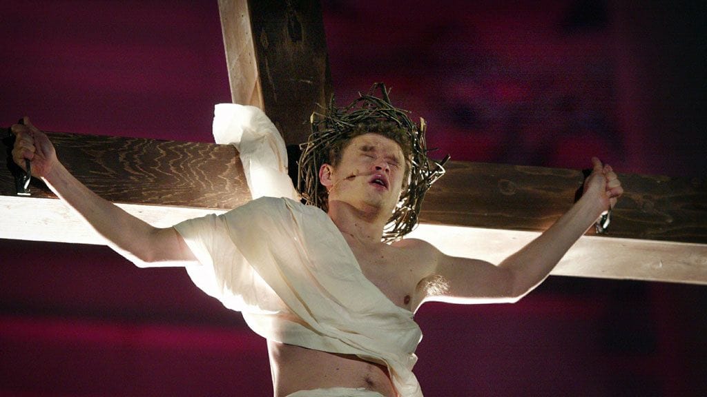 Tämän takia meidän on vaikea iloita pääsiäisestä. Kuva Via Crucis -kulkueesta Helsingissä vuodelta 2002.