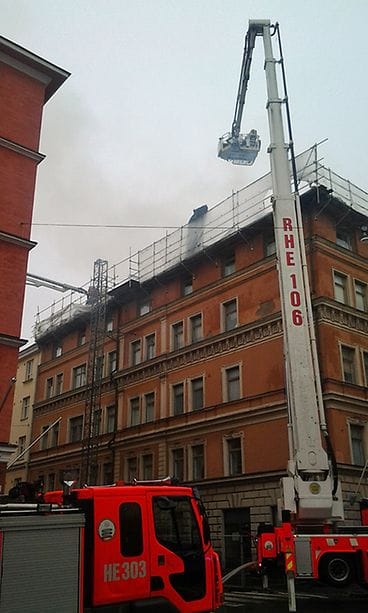 Katto paloi Punavuoressa Helsingissä 20.5.2013.