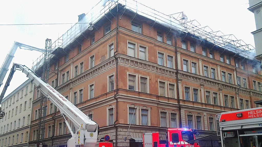 Talon katto paloi Helsingin Punavuoressa 20.5.2013.