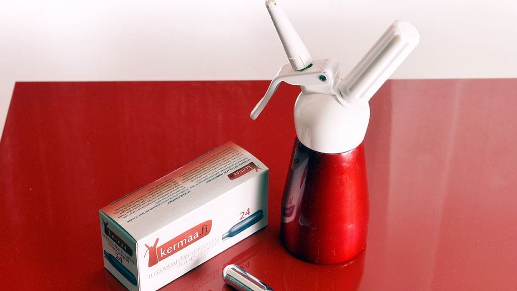 Ilokaasukapseleita (vas.) ja kermasifoni Helsingissä 18. helmikuuta 2013.