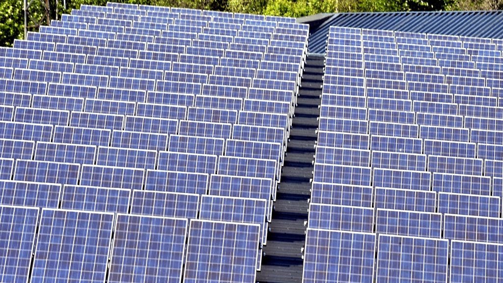 Aurinkopaneelit voivat olla kotitalouksillekin fiksu sijoitus tulevaisuutta ajatellen, huomauttaa energiatehokkuuden professori.