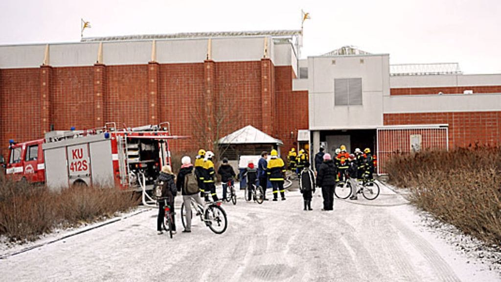 Koululaiset seurasivat jälkisammutustöitä Maaniitun koululla Nurmijärvellä iltapäivällä 15. tammikuuta 2009. LEHTIKUVA