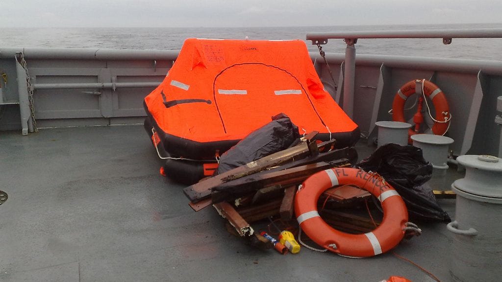 Florencen pelastuslautta sekä vedestä löytynyttä Florencen materiaalia.