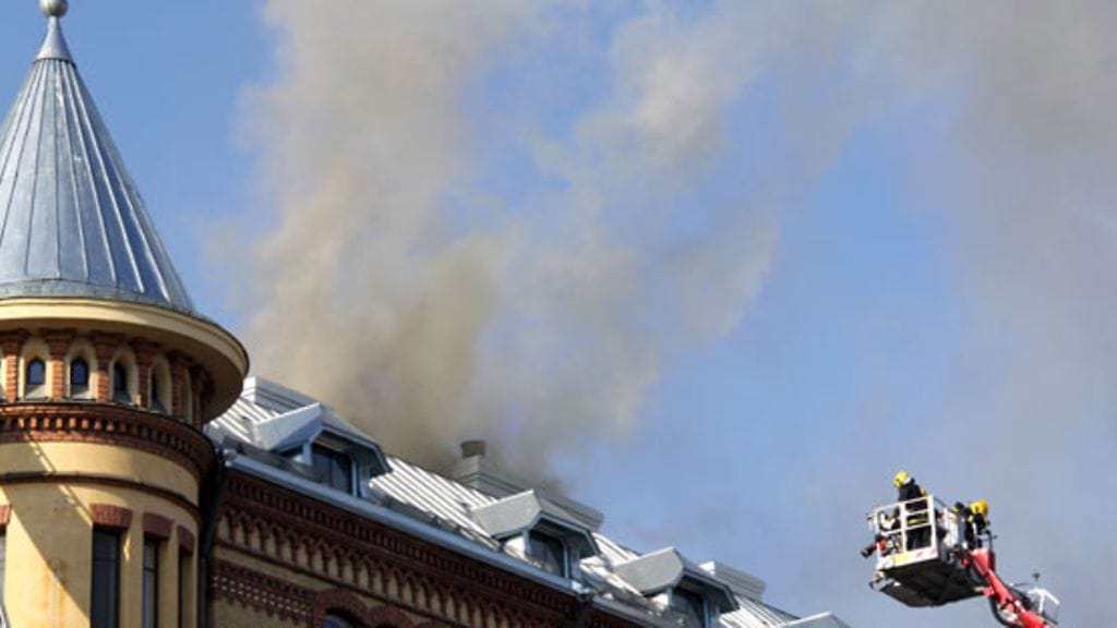 Tampereen toimialueen kalusto käytännössä kokonaan käytössä sekä naapuriasemilta Tampereen Keskustorin laidalla sijaitseva Commercen talo syttyi palamaan 14. toukokuuta 2010. Palo sai alkunsa talossa sijaitsevasta McDonalds-ravintolasta. Tulipalo levisi talon ullakkokerrokseen ilmastointikanavia pitkin ja talo evakuoitiin. Kuva: Lehtikuva