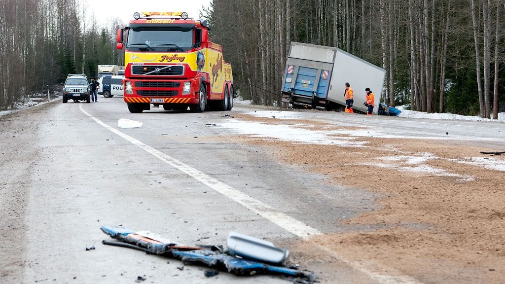Porvoon onnettomuuspaikka tänä aamuna. Perheenisä ajoi henkilöautolla vastaantulevien kaistalla ja törmäsi rekkaan.