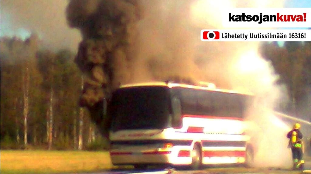 Arkistokuva. Linja-auto syttyi tuleen kesken ajon 4. syyskuuta 2011 Kärsämäellä.