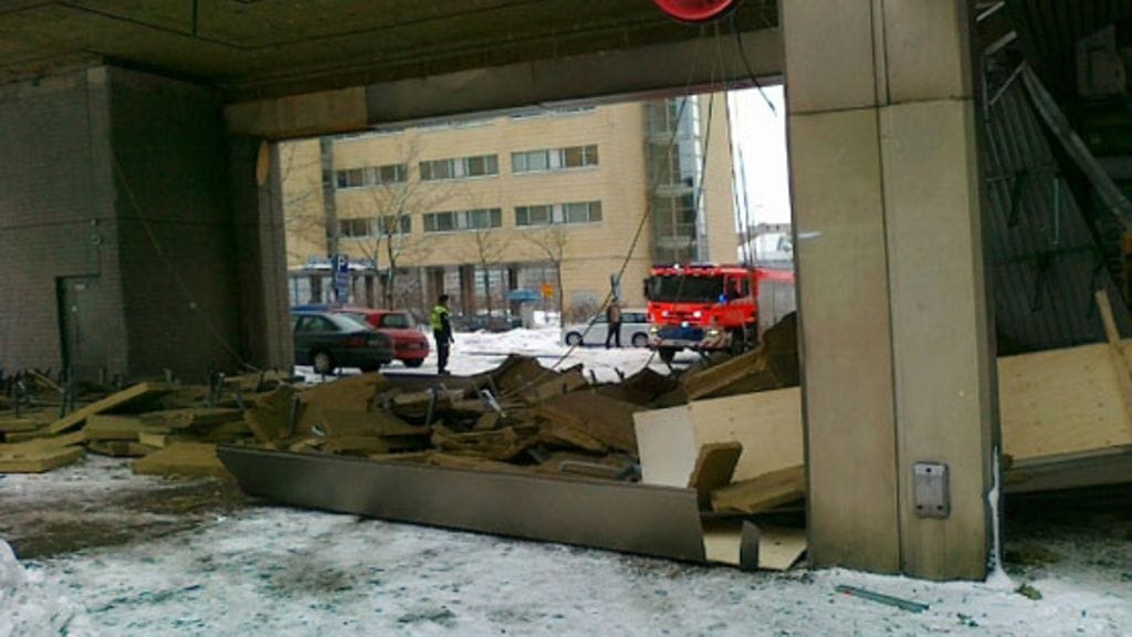 Kattorakenteet romahtivat Helsingissä Pasilassa 28.3.2011. Kuva: MTV3