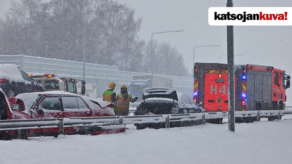Lähes 20 autoa oli osallisena ketjukolarissa Tuusulanväylällä. Kuva: Mikko Kukkanen