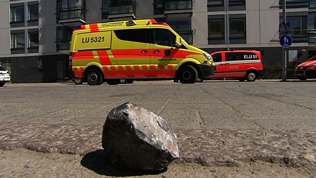 Räjähdys sinkosi kiviä 200 metrin alueelle.