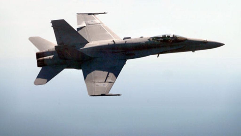 Kuvan kone ei liity onnettomuuteen. Ilmavoimien Hornet kuvattuna Fokker- koneesta. LEHTIKUVA / MARKKU ULANDER