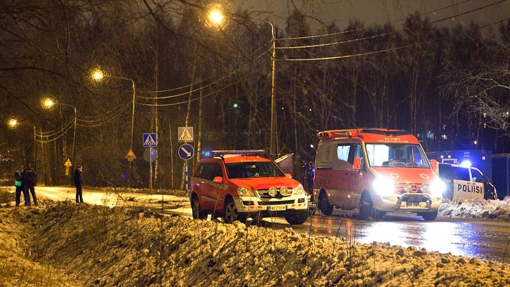 Poliisi löysi kuolleen tytön Helsingin Viikintien varresta tiistai-iltana. Kuva: Mikko Kukkanen.