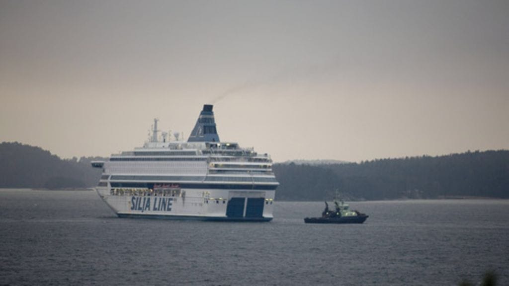 Silja Europa hinaajan saattelemana satamaan marraskuussa 2009. Lehtikuva