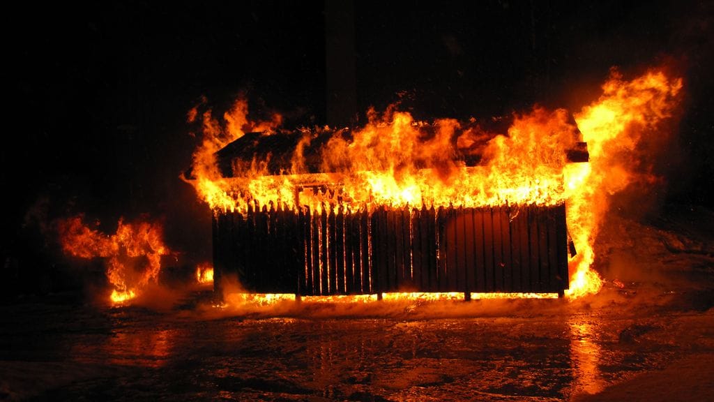 Roskakatospalo Jyväskylässä tammikuussa 2012. Paloa epäiltiin tahallaan sytytetyksi.