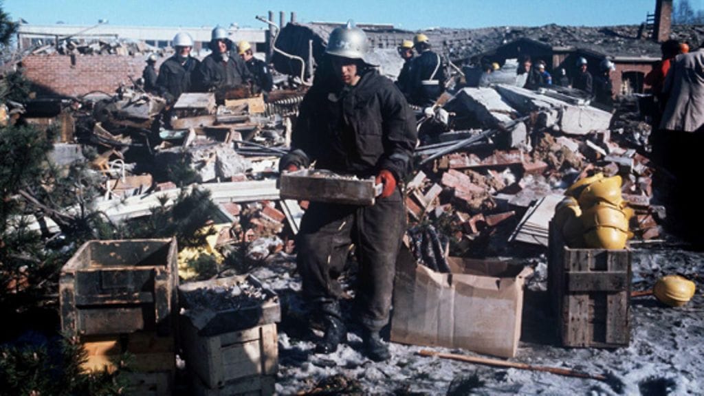 Raivaustöitä Lapuan patruunatehtaan räjähdyksen jäljiltä. Huhtikuussa 1974 tapahtuneessa onnettomuudessa kuoli 40 ihmistä. (Lehtikuva)