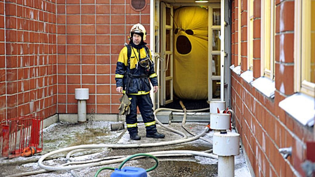 Maaniitun koulun liikuntasalia tuuletettiin Nurmijärvellä iltapäivällä 15. tammikuuta 2009, kun jälkisammutustyöt koululla jatkuivat. LEHTIKUVA