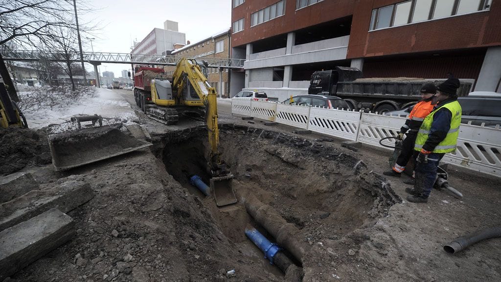 Helsingissä Sörnäisten rantatiellä sattui yöllä suuri maanalainen vesivuoto, jonka seurauksena liikenne tiellä jouduttiin katkaisemaan. Putken vuotokohtaa korjattiin 11. helmikuuta 2012 aamupäivällä.