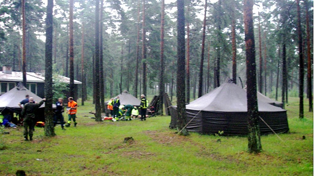 Puolustusvoimien ja pelastuslaitoksen henkilökuntaa puolustusvoimien Syndalenin harjoitusalueella Hangossa 1. heinäkuuta 2011. Kahdeksan varusmiestä loukkaantui salaman iskettyä telttaan.