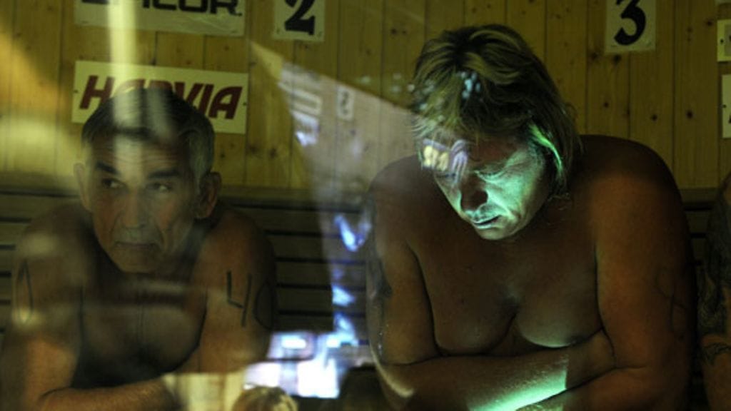 Viimeiset finalistit, Venäjän Vladimir Ladyzhenskiy (vas.) ja Suomen Timo Kaukonen Löylyn MM-kisoissa Heinolassa lauantaina 7.elokuuta 2010. Finaali keskeytettiin noin kuuden minuutin jälkeen ja kilpailijat raahattiin väkisin ulos saunasta. Ladyzhenski menehtyi saamiinsa vammoihin.