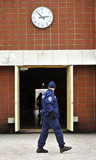 Poliisit vartioivat Maaniitun koulua Nurmijärvellä iltapäivällä 15. tammikuuta 2009, kun koulun tulipalon jälkisammutustyöt ja liikuntasalin (kuvassa) tuuletus jatkuivat. LEHTIKUVA