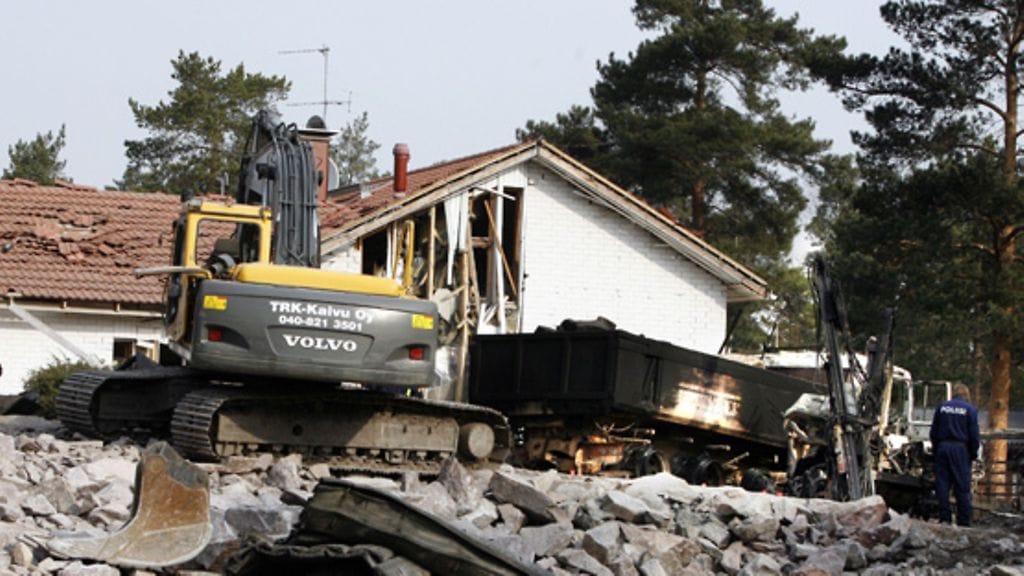 Räjähdysonnettomuuden jälkiä raivattiin naapuritalossa Espoon Friisilässä 25. huhtikuuta 2006.