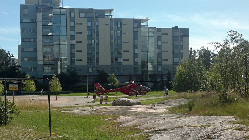 Räjähdyksessä lentäneet kivet rikkoivat ikkunoita Rauhanpuisto nimisellä kadulla Espoossa 3.7.2012. Kuva: Jonna Tammi