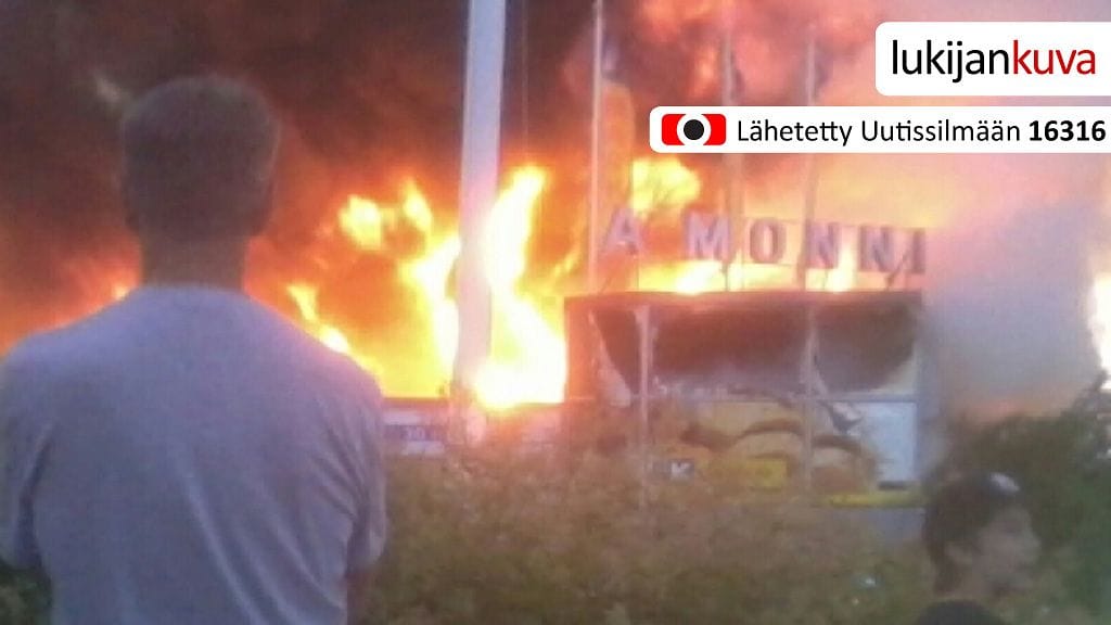 Kuva illalla Leppävirralla K-kaupassa syttyneestä tulipalosta.