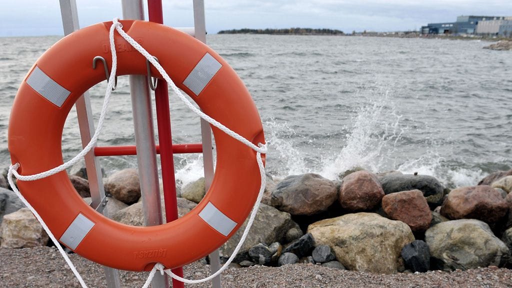 SUH:n asiantuntijan mukaan kylmään veteen putoaminen aiheuttaa usein sokkireaktion, joka rajoittaa ihmisen kykyä pidättää hengitystä. Kuvituskuva.