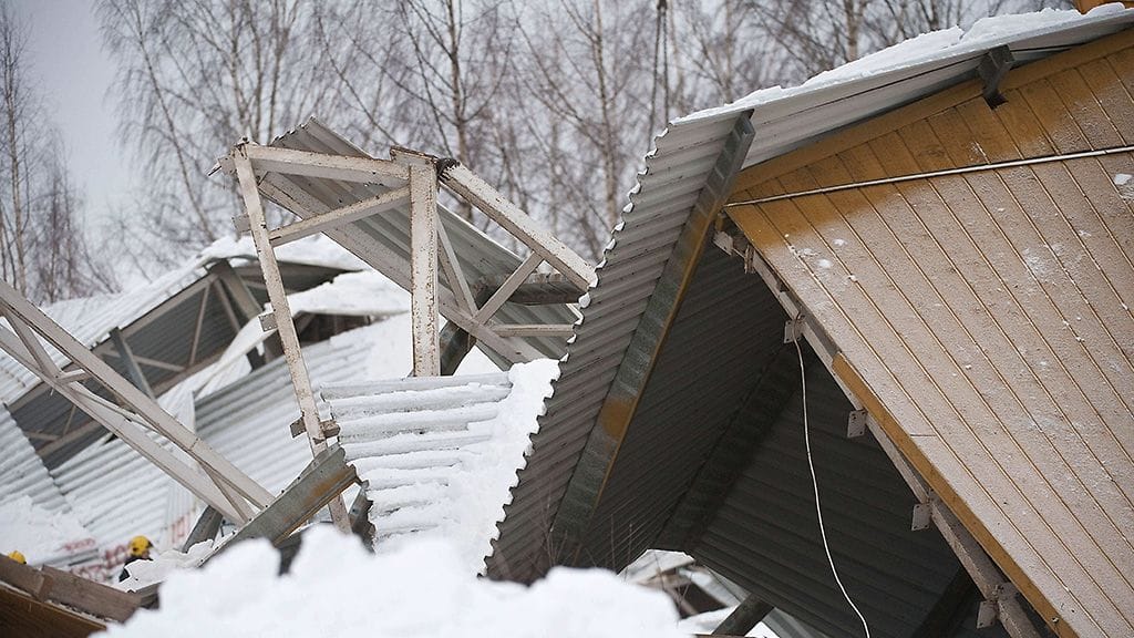 Yksi kuoli, kun Laukaan maneesi romahti kesken ratsastustunnin.