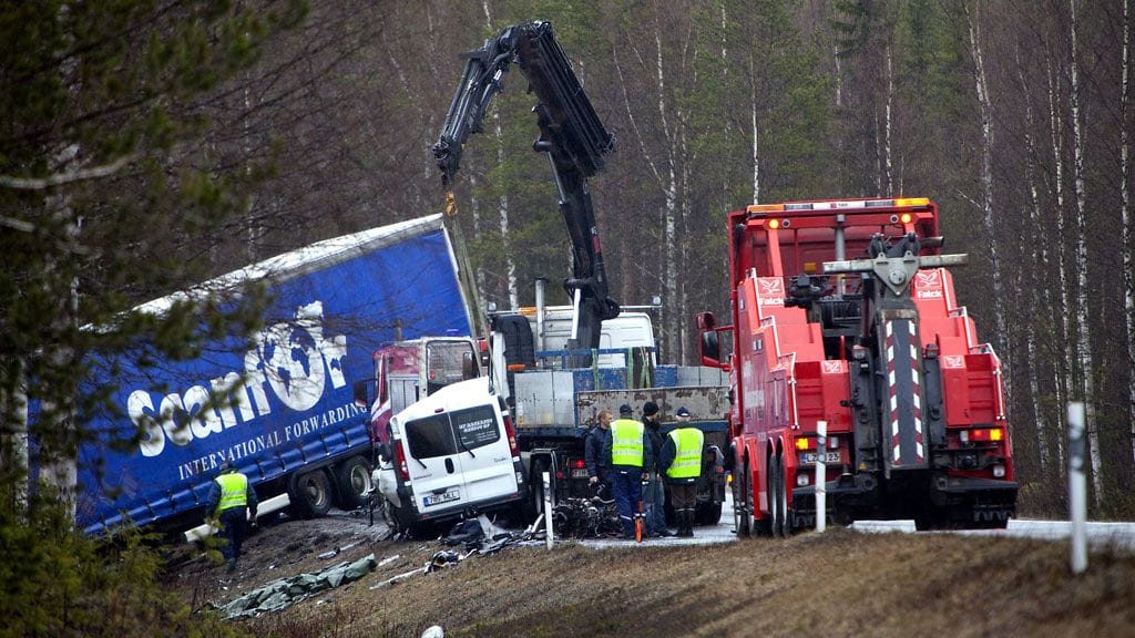 Neljä ihmistä kuoli ja yksi loukkaantui rekan ja pakettiauton yhteentörmäyksessä.