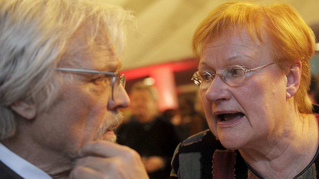 Kuntavaaliehdokas Pentti Arajärvi (vas.) ja presidentti Tarja Halonen Sdp:n vaalivalvojaisissa Helsingissä 28. lokakuuta 2012.