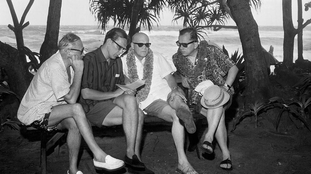 Noottikriisi tavoitti presidentti Urho Kekkosen Hana Mauin saarella Havaijilla 1961. Kuvassa vasemmalta suurlähettiläs Rafael Seppälä, Max Jakobson, presidentti Kekkonen sekä ulkoministeri Ahti Karjalainen lukemassa Neuvostoliiton noottia.