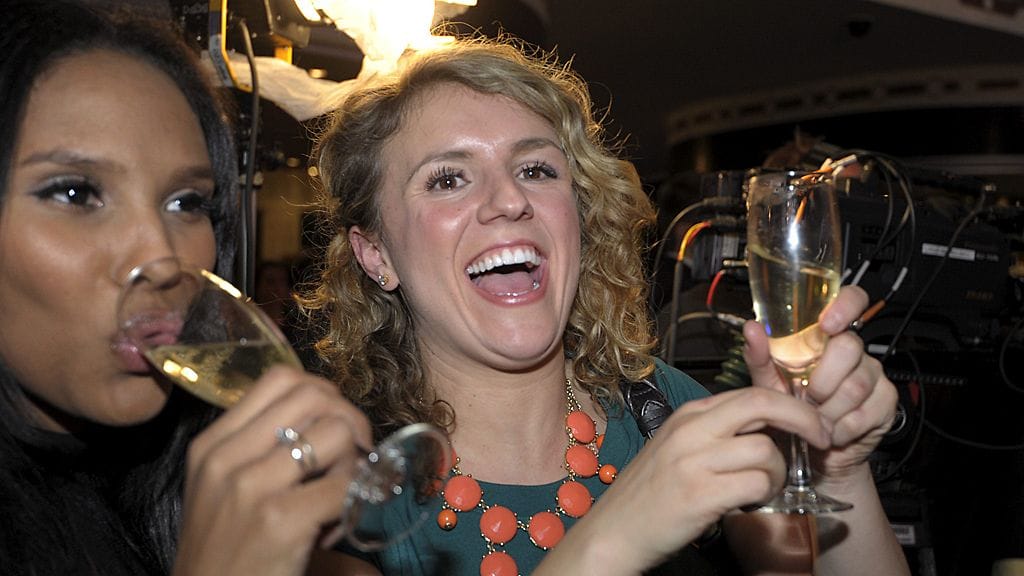 Kokoomuksen Fatbardhe Hetemaj (oik.) juhlii Kokoomuksen vaalivalvojaisissa Helsingissä 28. lokakuuta 2012.