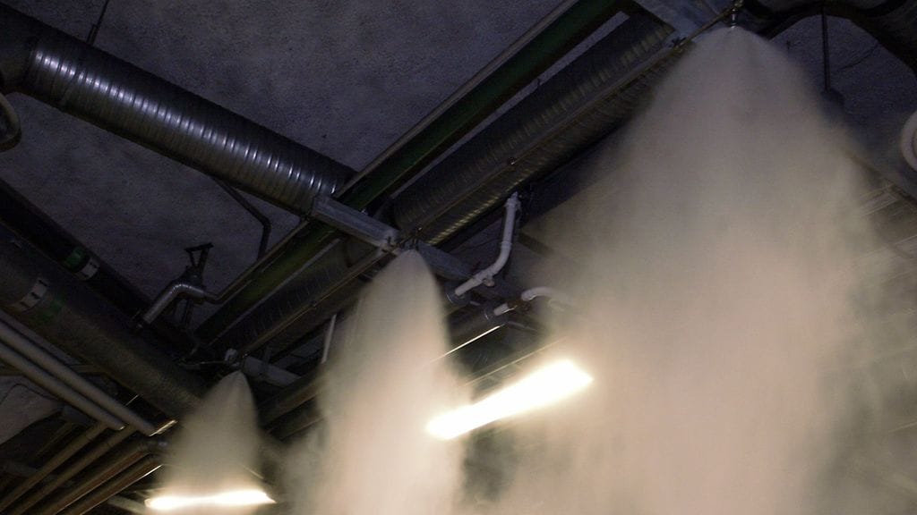 Kuvassa korkeapainesprinklerit, joita voidaan asentaa asuintaloihin ja julkisiin rakennuksiin. (Kuva: Lehtikuva)